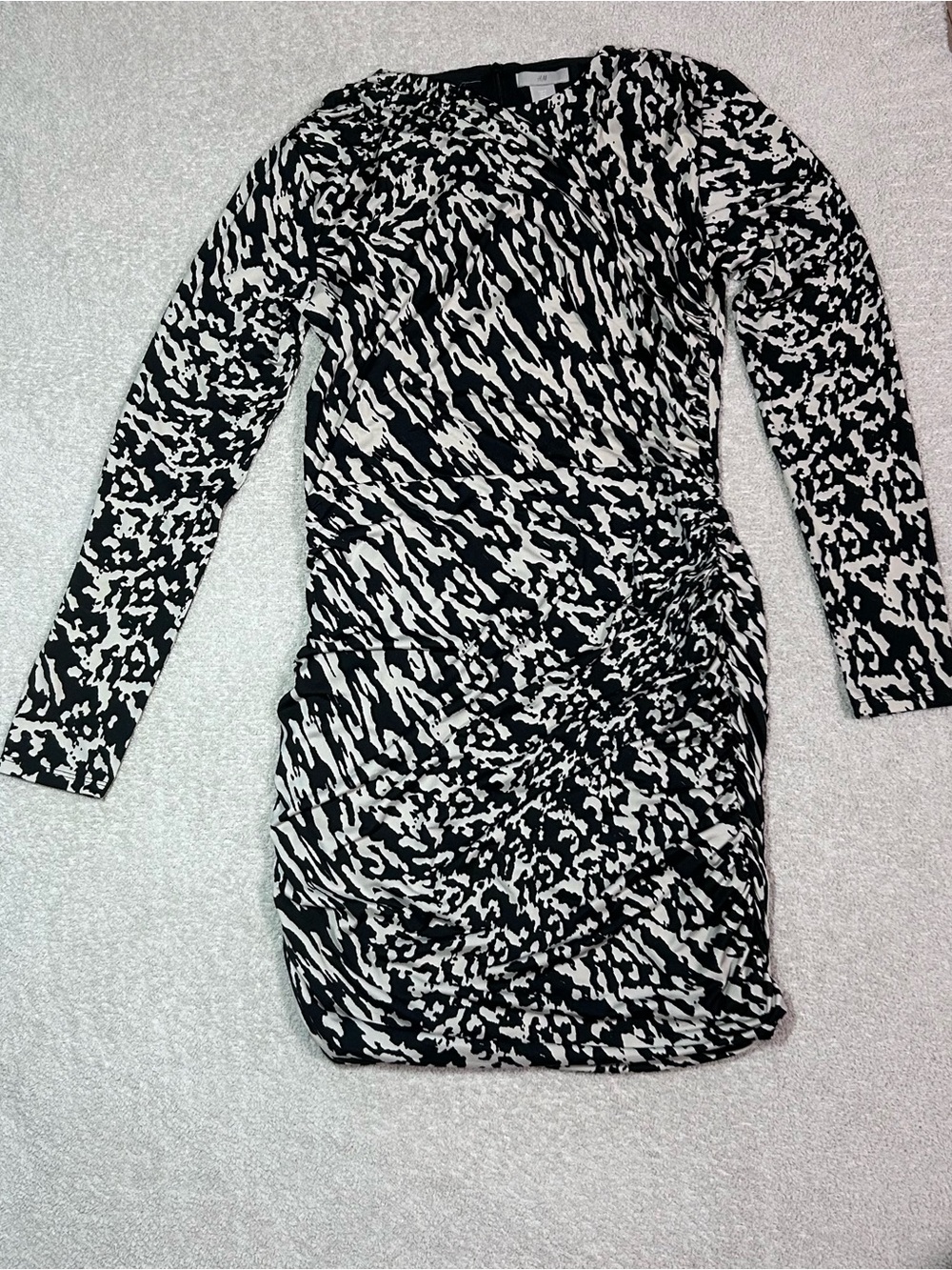 H&M Black and White Printed Ruched Long-Sleeve Dress
